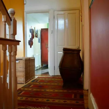 4 Bedroom House In Апартаменты *