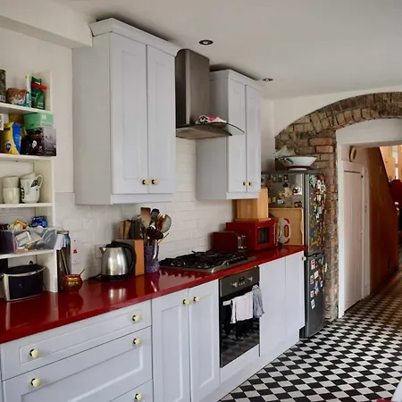 4 Bedroom House In Апартаменты